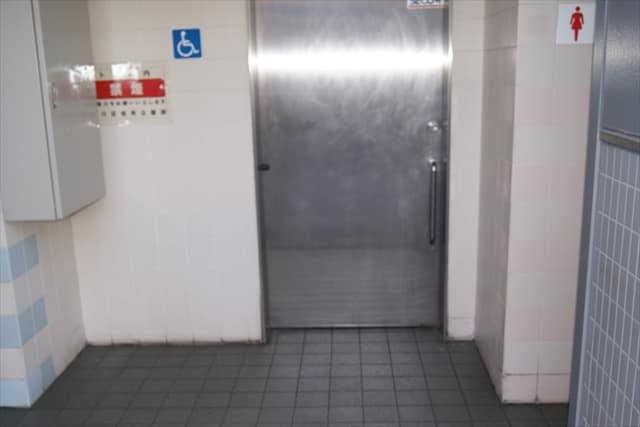 荏原中延公衆便所 のトイレ入口写真