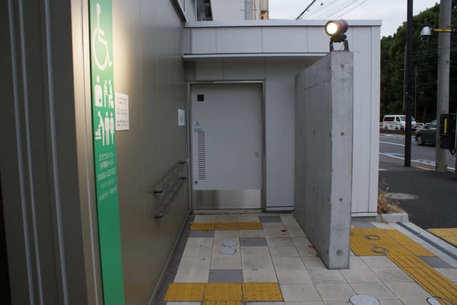 新浜川橋北公衆便所 のトイレ入口写真
