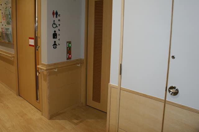 平塚高齢者多世代交流支援施設(呼称:平塚ゆうゆうプラザ) のトイレ入口写真