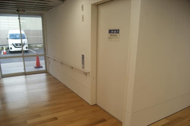 障害児者総合支援施設 のトイレ入口写真