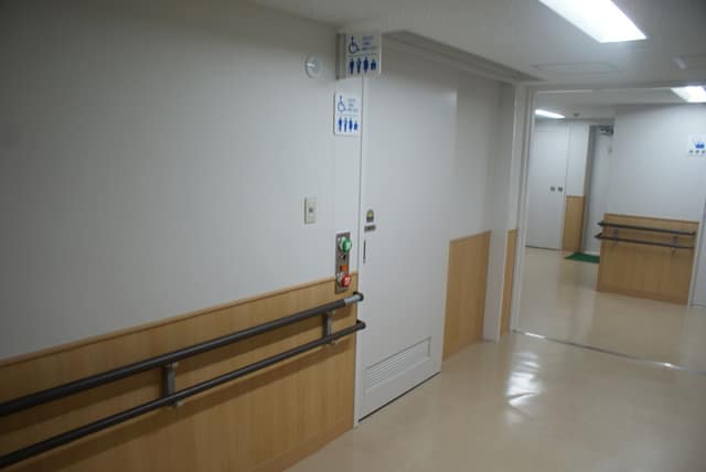 東品川高齢者多世代交流支援施設(呼称:東品川ゆうゆうプラザ) のトイレ入口写真