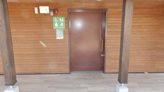 玉川上水緑道 のトイレ入口写真