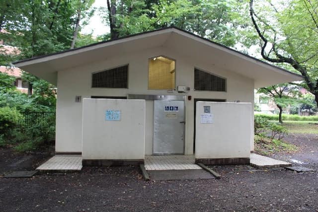 善福寺公園 のトイレ入口写真