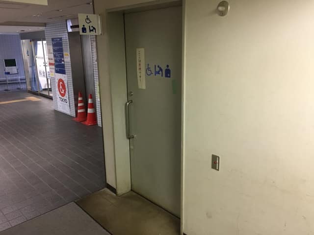 東京都水道局和泉庁舎(西部支所) のトイレ入口写真