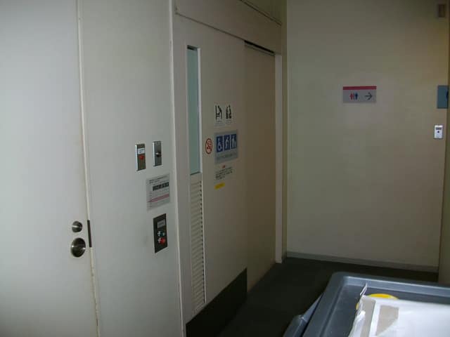 杉並区役所本庁舎 のトイレ入口写真
