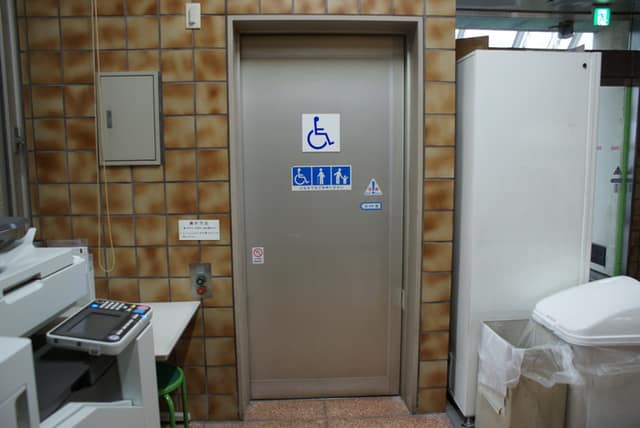 杉並区役所分庁舎 のトイレ入口写真