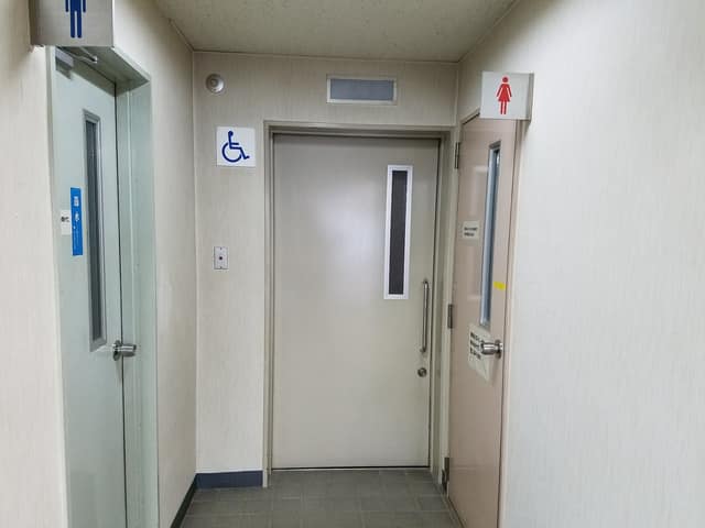 井草区民事務所 のトイレ入口写真
