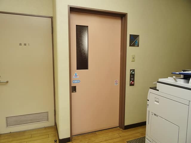 八成区民集会所 のトイレ入口写真