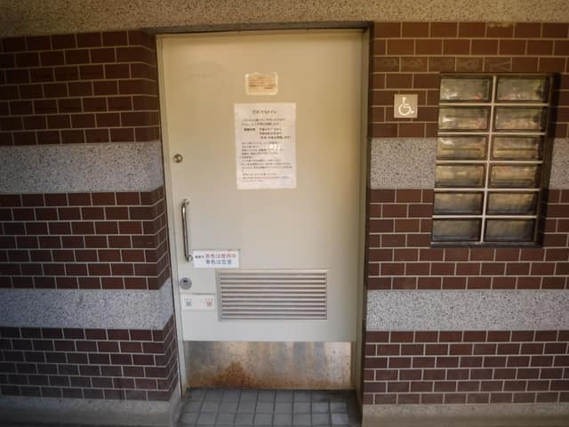 蚕糸の森公園 のトイレ入口写真