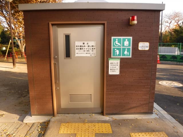 兵庫橋公園 のトイレ入口写真