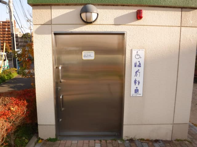 やなぎ橋公園 のトイレ入口写真