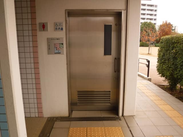 桃井原っぱ公園 のトイレ入口写真
