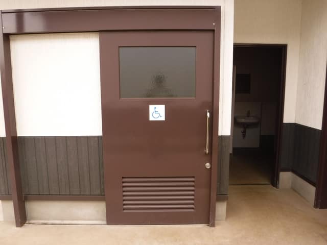 成田西ふれあい農業公園 のトイレ入口写真