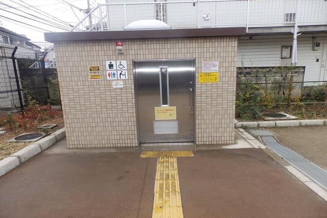 荻窪公園 のトイレ入口写真