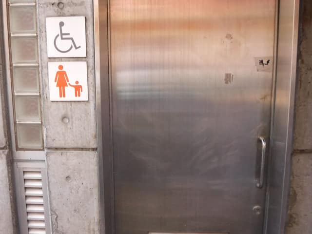 東高円寺公衆便所 のトイレ入口写真
