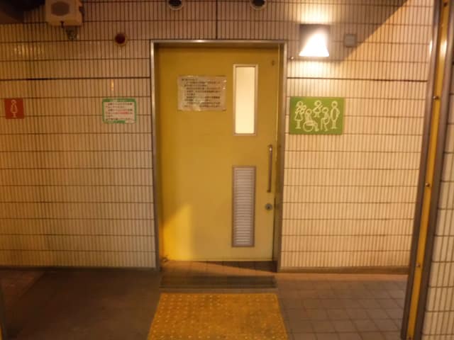 阿佐ヶ谷駅南口公衆便所 のトイレ入口写真