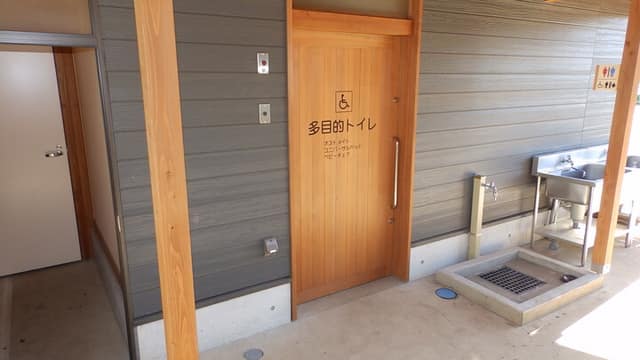 杉並区農福連携農園(倉庫棟) のトイレ入口写真