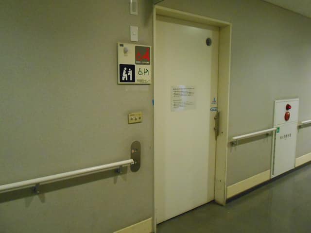 地方独立行政法人東京都立病院機構東京都立墨東病院 のトイレ入口写真