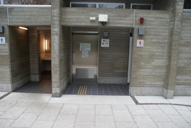 横網町公園 のトイレ入口写真