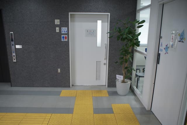 東京都水道局墨田営業所 のトイレ入口写真