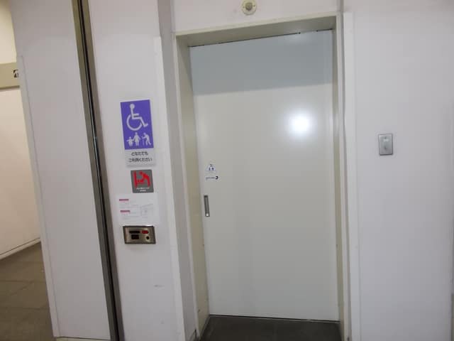 墨田区役所 のトイレ入口写真