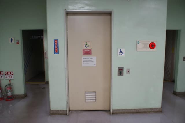 梅若橋コミュニティ会館 のトイレ入口写真