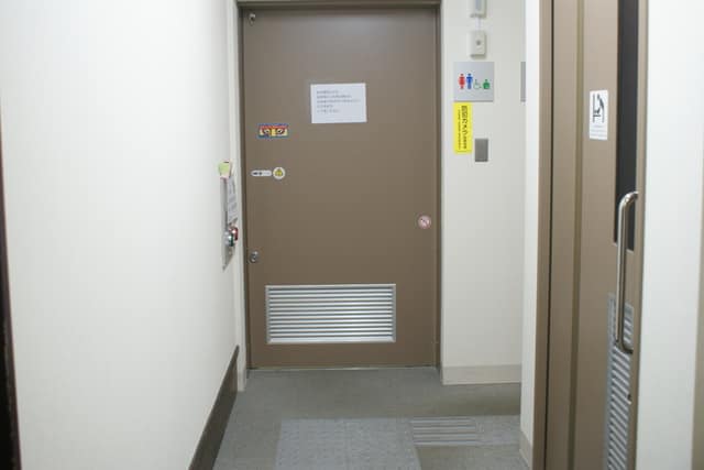 緑図書館 のトイレ入口写真
