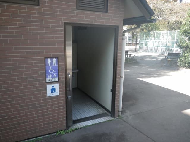 業平公園 のトイレ入口写真