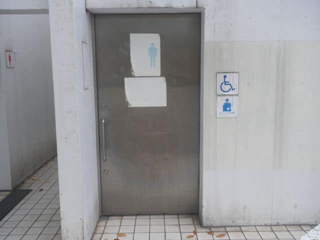 新平井橋公園 のトイレ入口写真