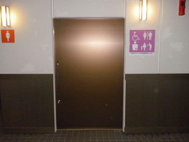 旧安田庭園 のトイレ入口写真