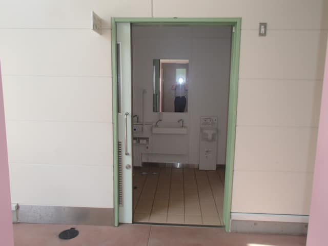 堤通公園 のトイレ入口写真