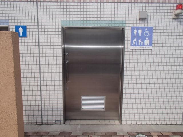 隅田公園駐車場際 のトイレ入口写真