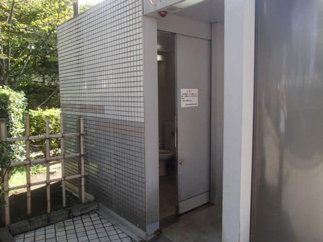 隅田公園デッキ際 のトイレ入口写真