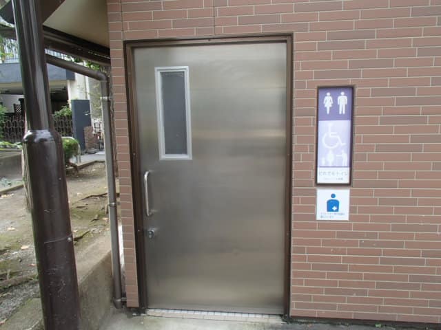 東向島ふじ公園 のトイレ入口写真