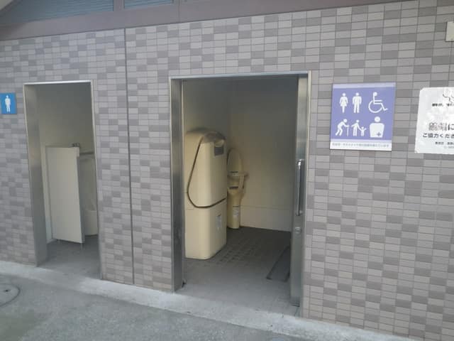 横川東公園 のトイレ入口写真
