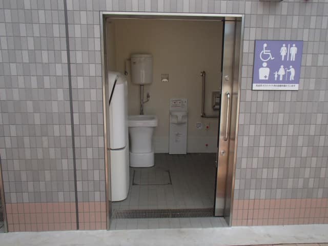 曳舟さくら公園 のトイレ入口写真