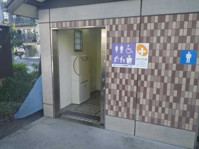 千歳公園 のトイレ入口写真