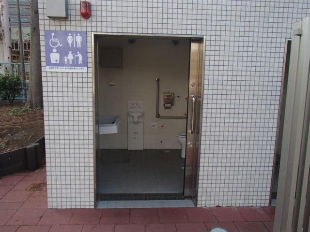 平井橋第二公園 のトイレ入口写真