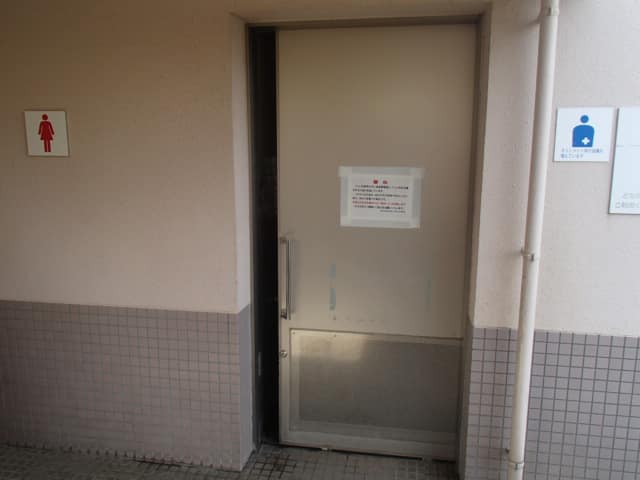 白鬚公園 のトイレ入口写真