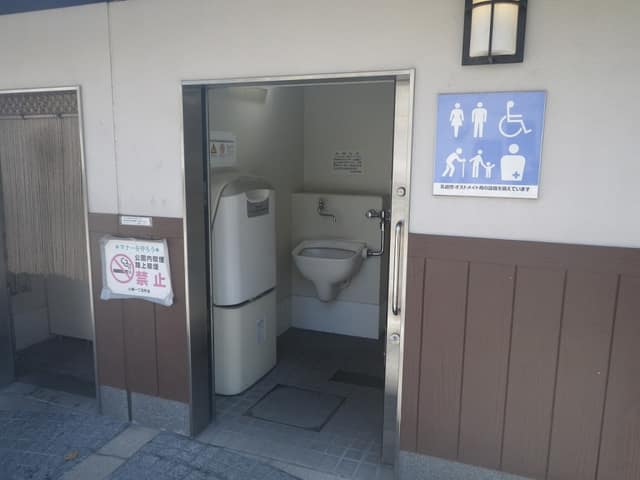 小梅児童遊園 のトイレ入口写真