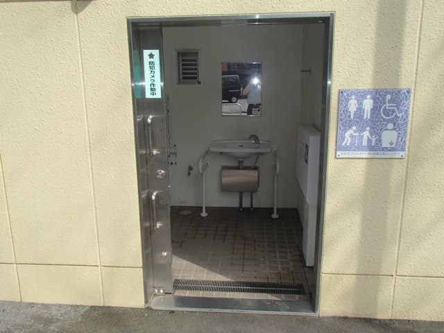 露伴児童遊園 のトイレ入口写真
