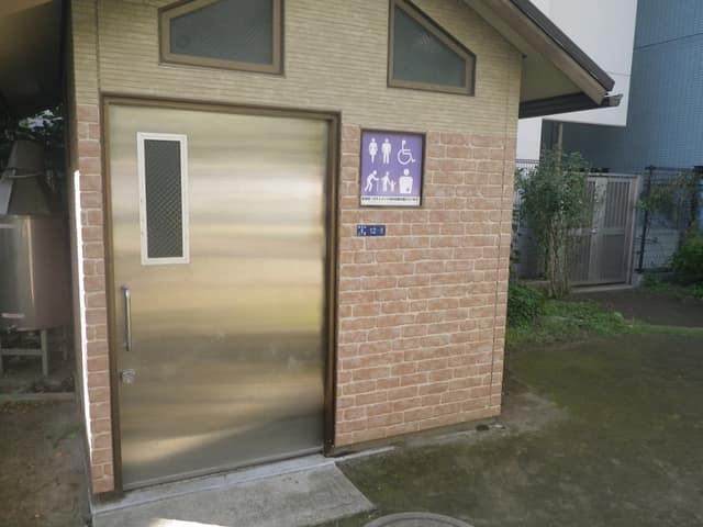 どんぐり児童遊園 のトイレ入口写真