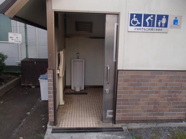 かつら児童遊園 のトイレ入口写真