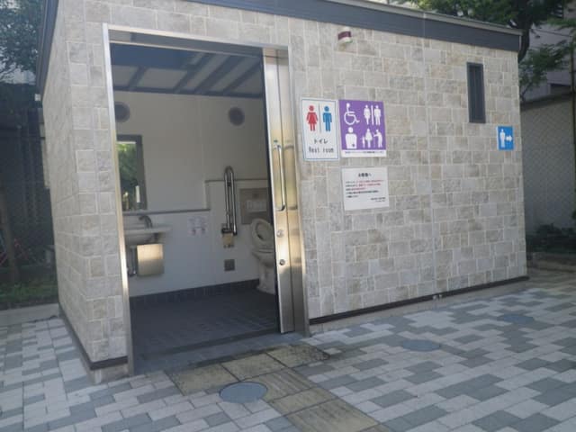 請地児童遊園 のトイレ入口写真