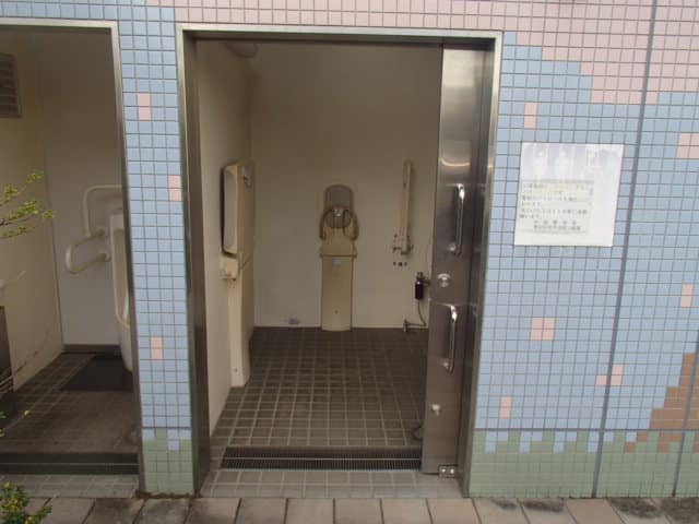 六軒児童遊園 のトイレ入口写真