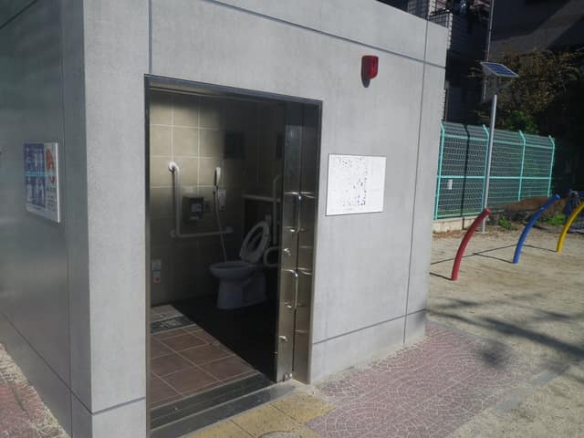 中之郷児童遊園 のトイレ入口写真
