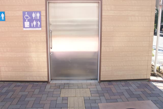 くるみ児童遊園 のトイレ入口写真