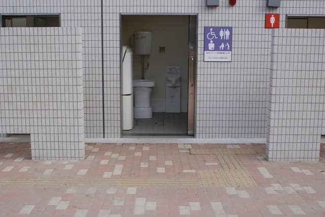 日進公園 のトイレ入口写真