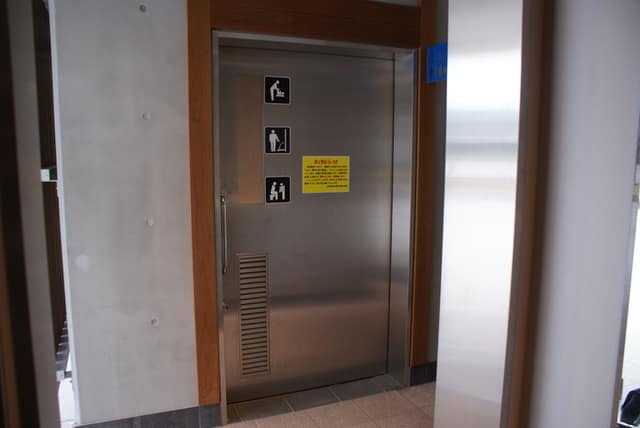 隅田公園日本庭園南 のトイレ入口写真