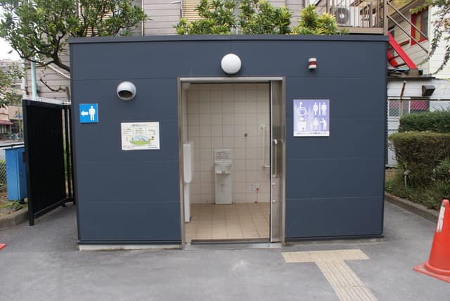 本四三ツ目児童遊園 のトイレ入口写真